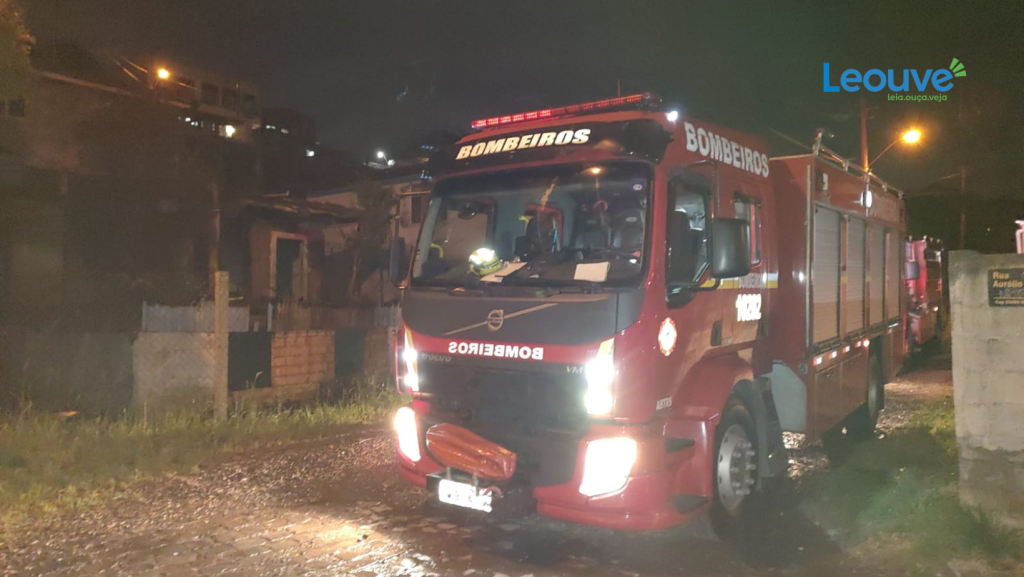 Incêndio destrói residência no bairro São Caetano, em Caxias do Sul