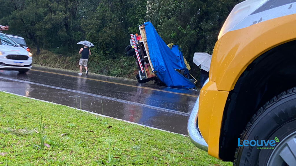 Caminhão sai da pista e tomba na Rota do Sol, em Caxias do Sul