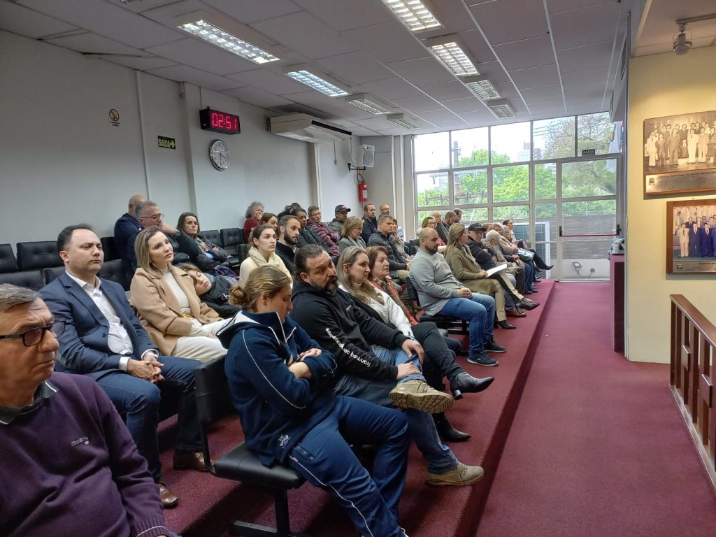 Parentes de homenageados prestigiam sessão da Câmara em Bento Gonçalves