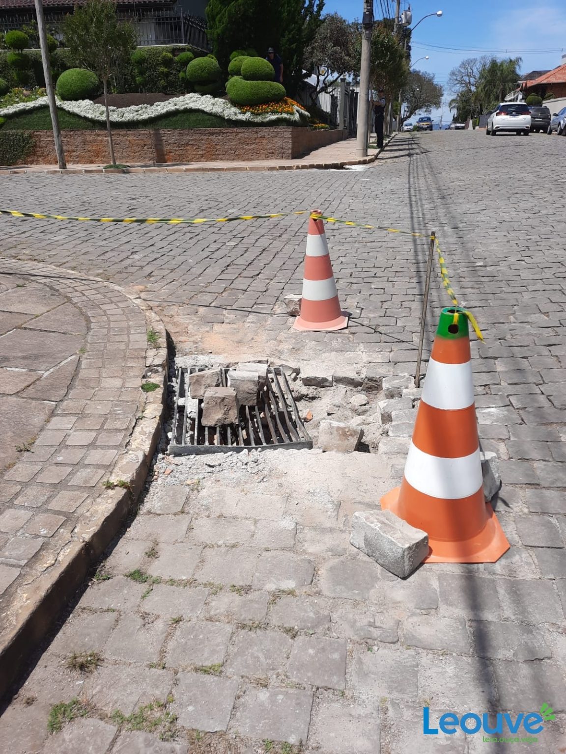 Falta de planejamento, fiscalização e sinalização deixa ruas com calçadas quebradas no bairro São Bento, em Bento Gonçalves