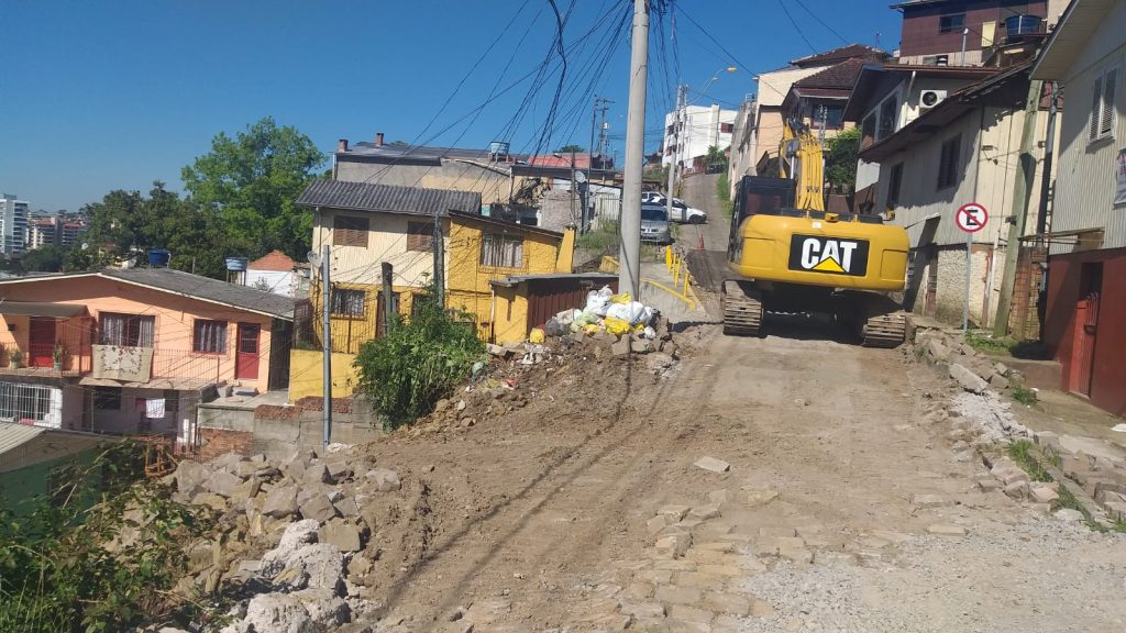 Obras bloqueiam Rua Natal Bonadeo, em Caxias do Sul
