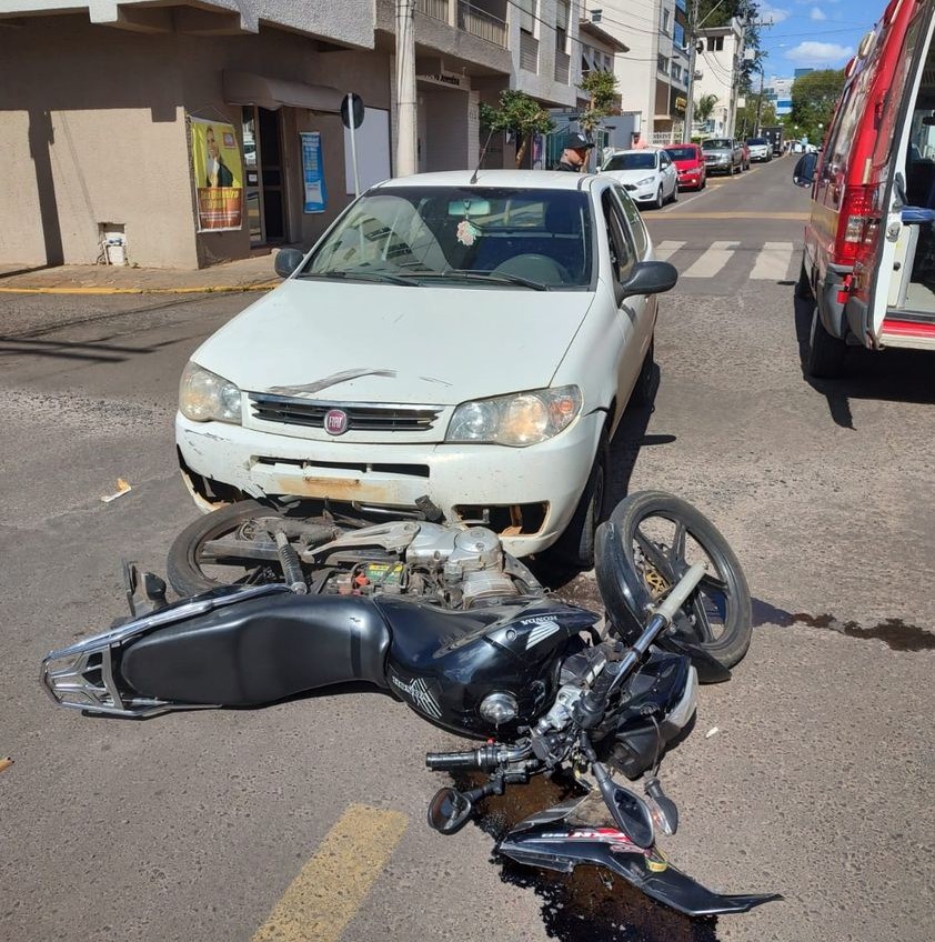 Colisão entre carro e moto deixa um ferido em Vacaria