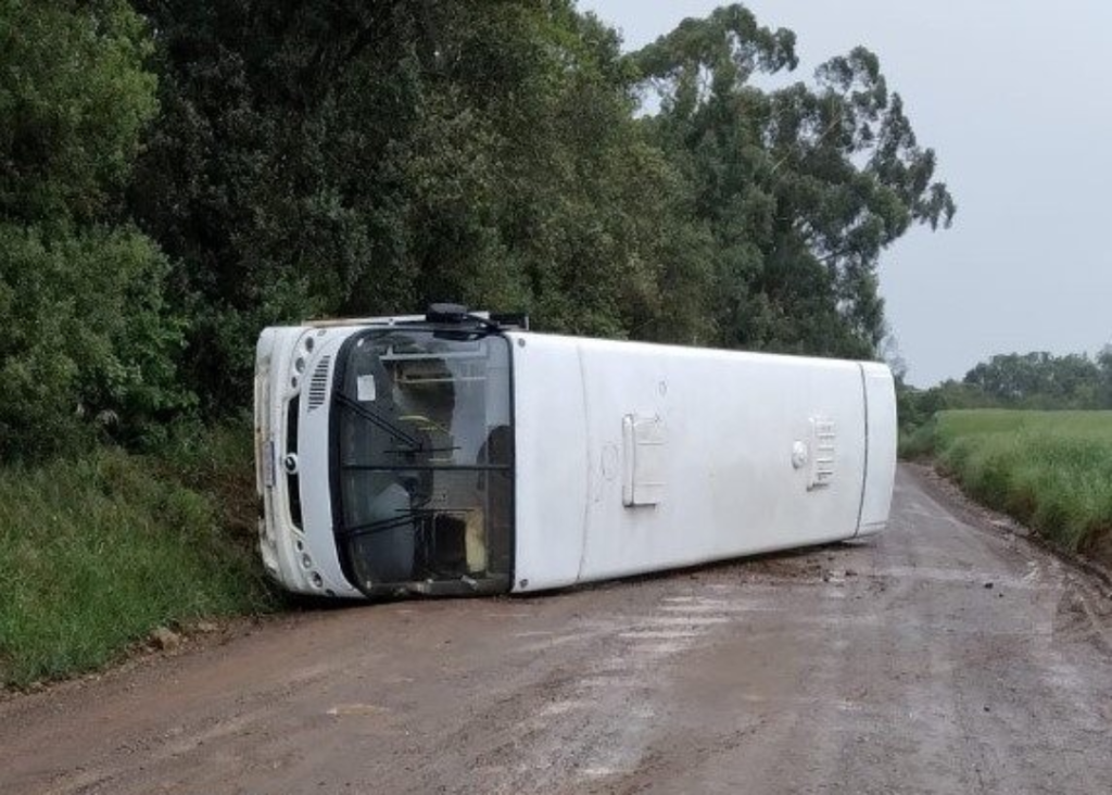 Professora e alunos ficam feridos após ônibus tombar em Vacaria