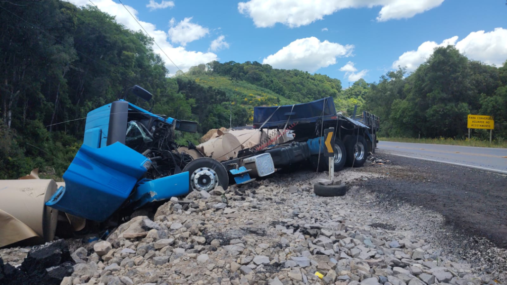 Trânsito segue parcialmente bloqueado na ERS-122 em Flores da Cunha