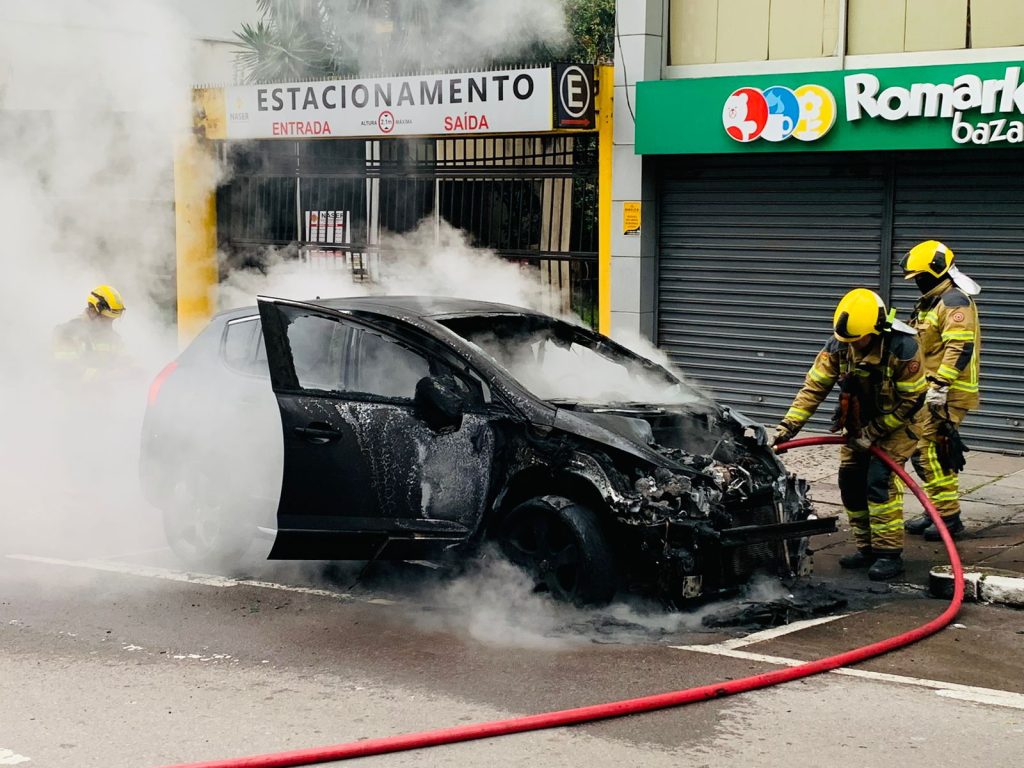 Veículo pega fogo no centro de Caxias do Sul