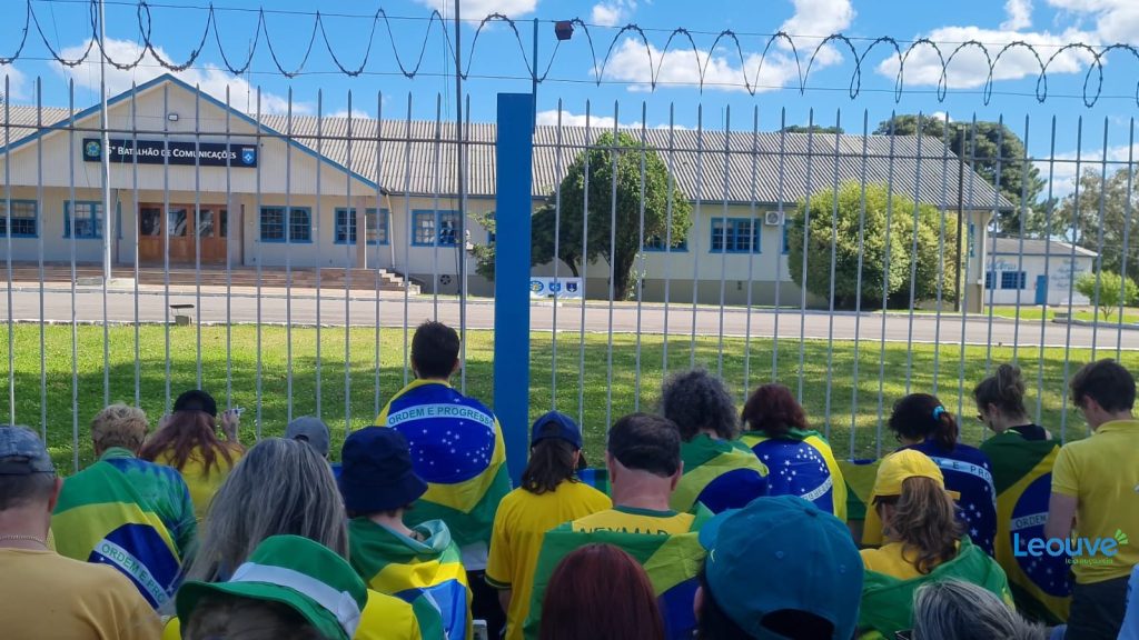 Manifestantes se reúnem em frente ao 6º Batalhão de Comunicações em Bento Gonçalves pelo 15º dia