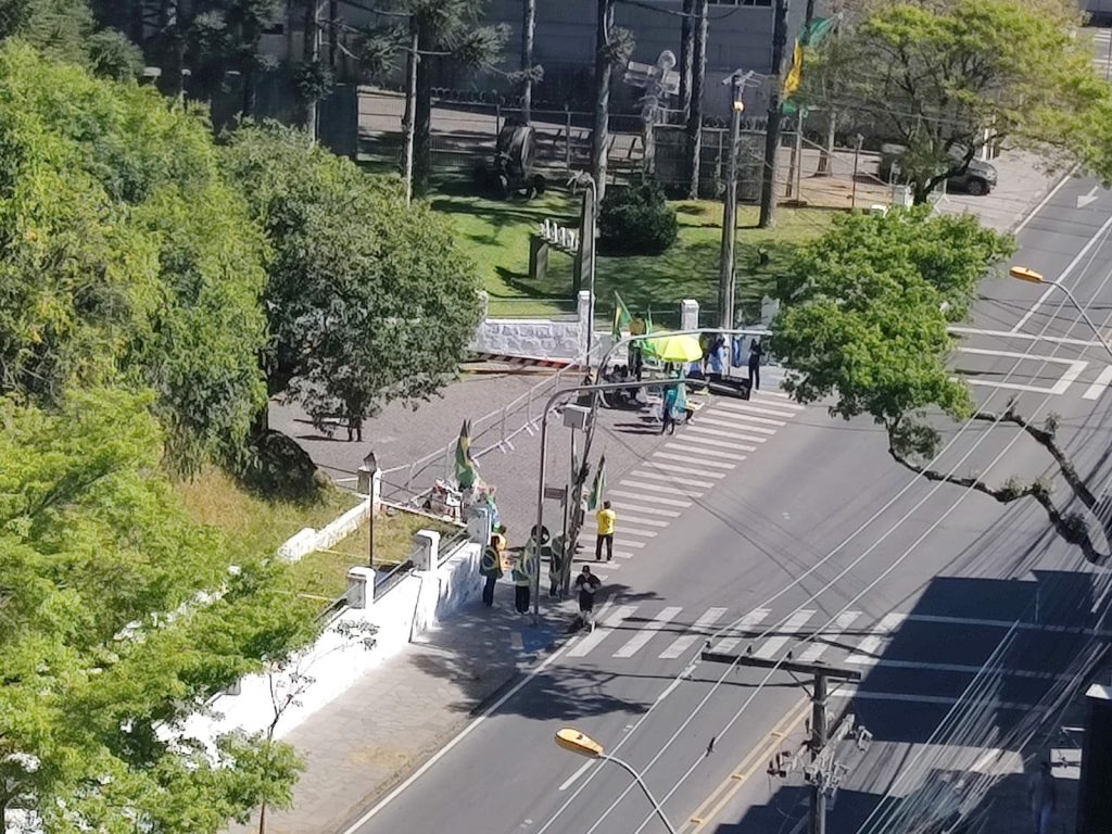Após decisão judicial acampamento é desfeito em frente ao Quartel do Exército em Caxias do Sul
