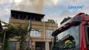 Incêndio destrói residência em prédio de três andares em Caxias do Sul