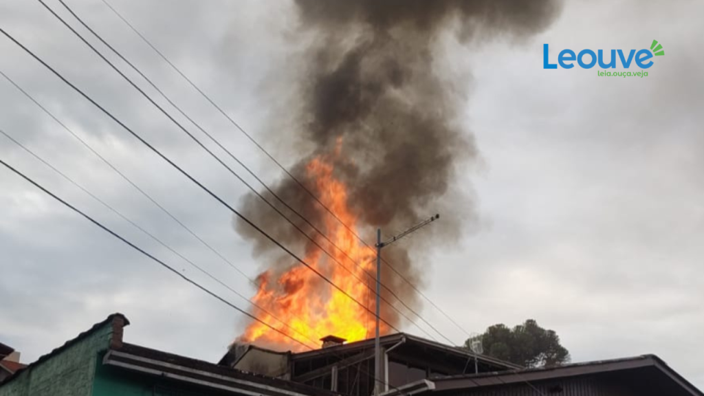 Incêndio destrói residência em prédio de três andares em Caxias do Sul