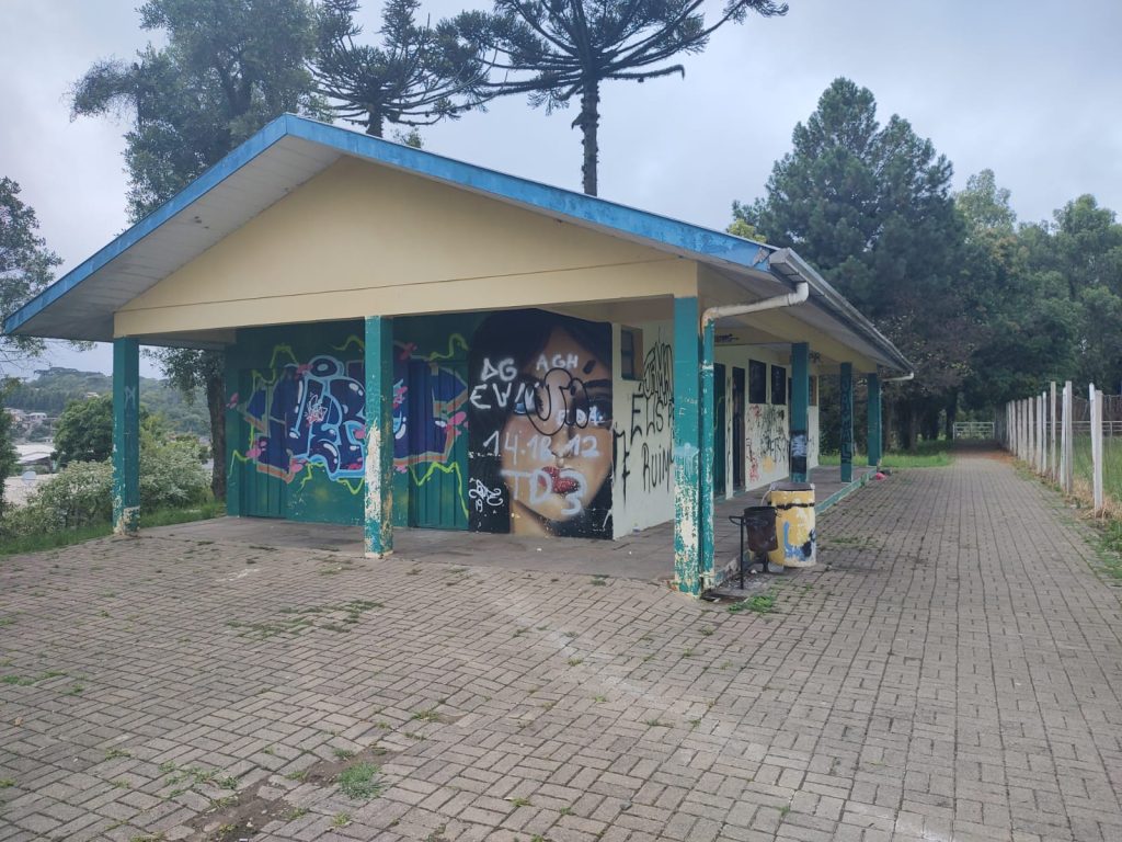 Vandalismo e abandono em praças públicas são denunciados por vereador caxiense