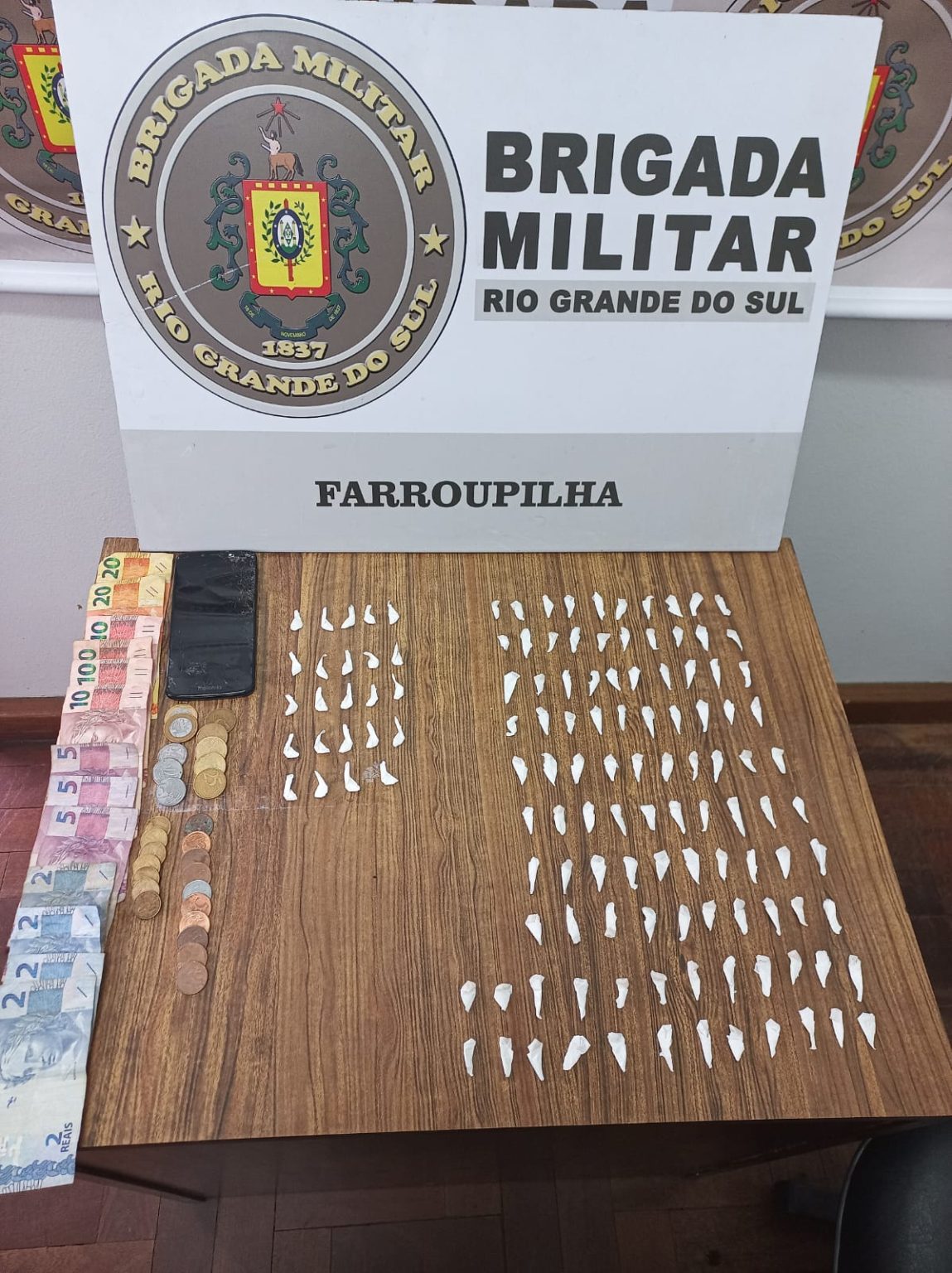 Traficante é preso vendendo crack e cocaína no bairro São José, em Farroupilha