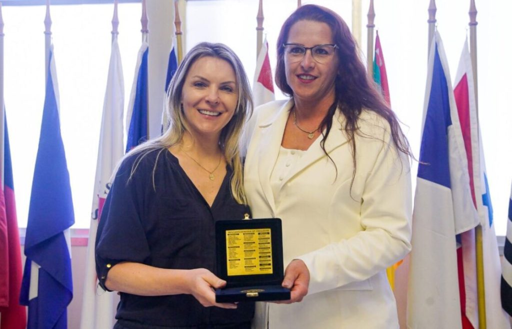 AFAVIN RECEBE MEDALHA