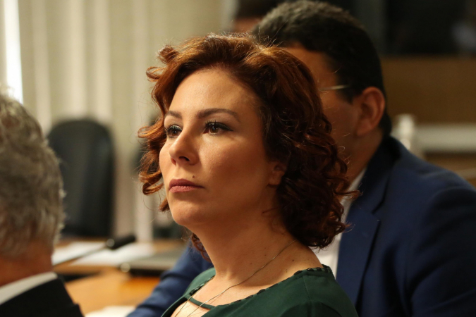 Gilmar Mendes suspende porte de armas da deputada Carla Zambelli