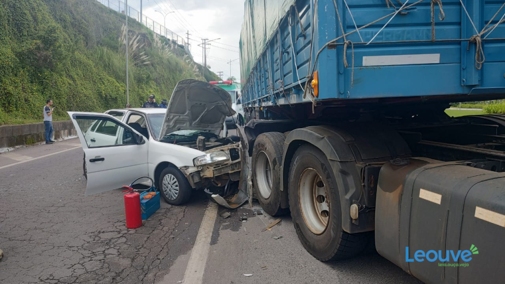 Colisão causa engarrafamento na BR-470, em Carlos Barbosa