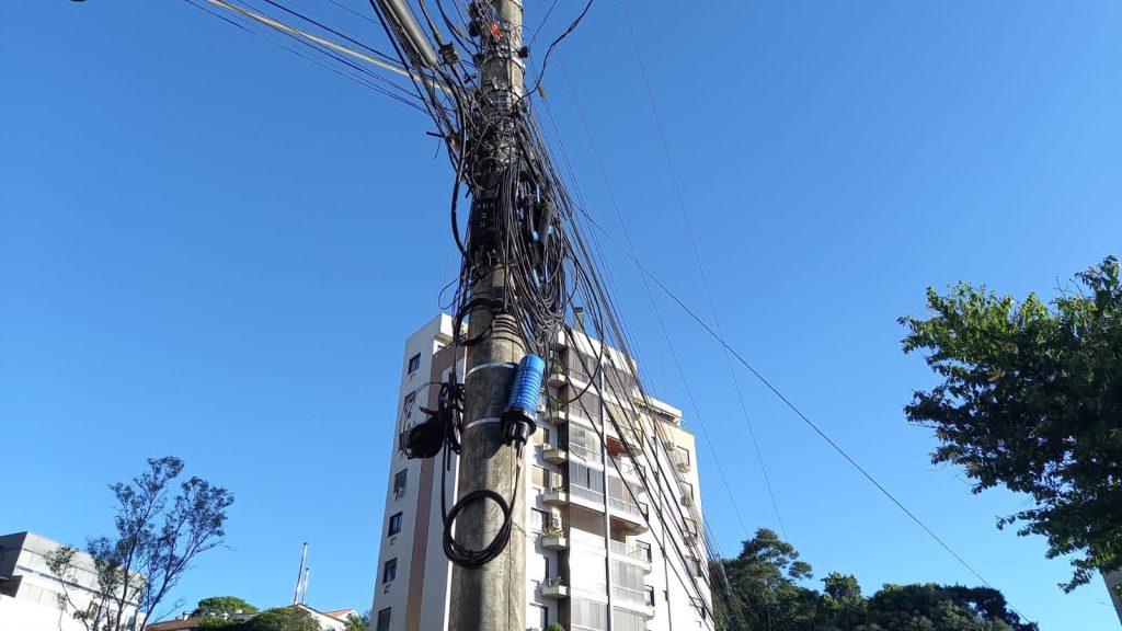 Prefeitura deve retirar fios inúteis nos postes da área central de Bento Gonçalves em 2023