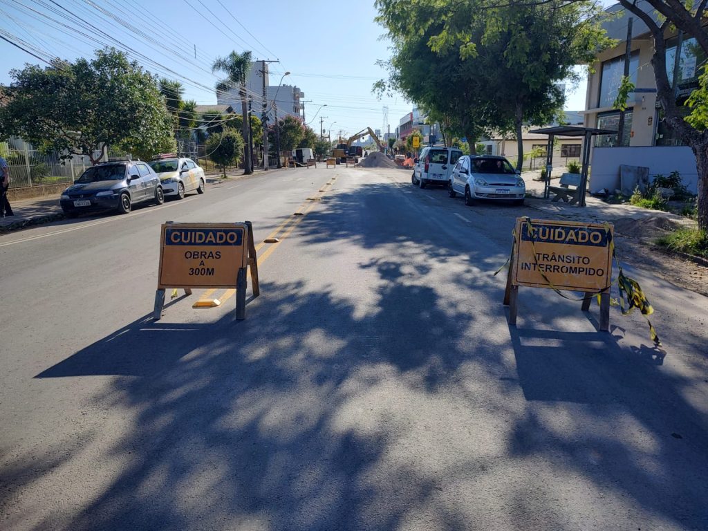 Trecho da Rua Jacob Luchesi está bloqueado para obras esgotamento sanitário, em Caxias do Sul