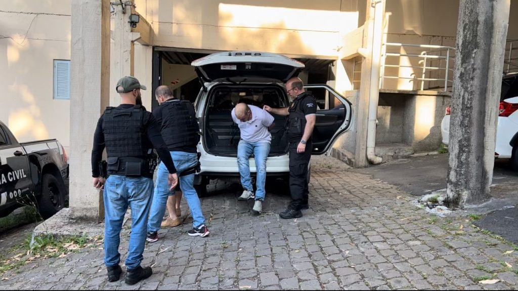 Polícia Civil prende dupla acusada de homicídios e tráfico de drogas, em Caxias do Sul