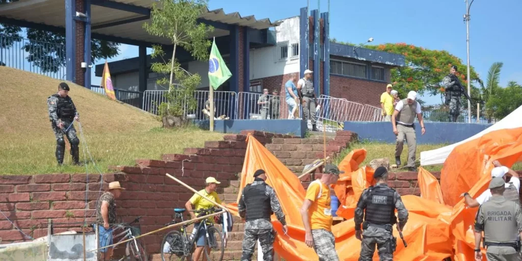 PRF desmobiliza protesto na frente da Refap, em Canoas