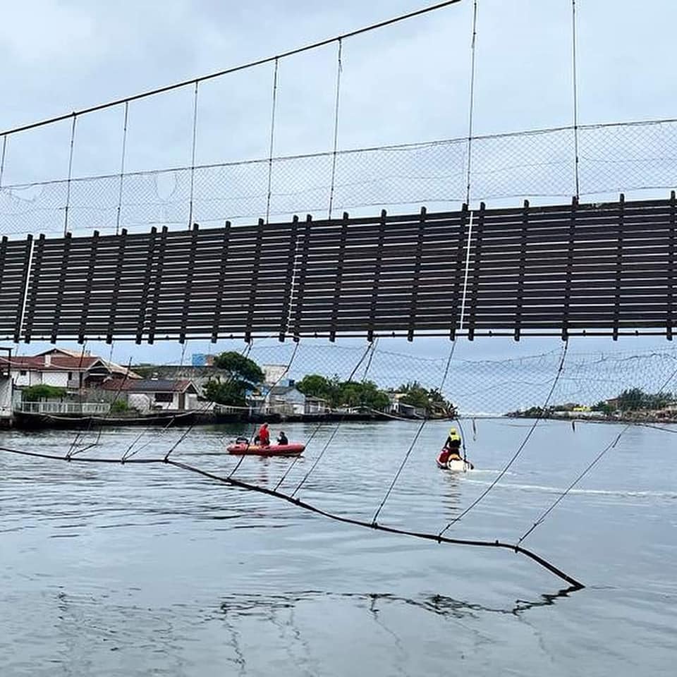 Bombeiros buscam por seis desaparecidos após queda parcial de ponte pênsil entre Torres e Passo de Torres