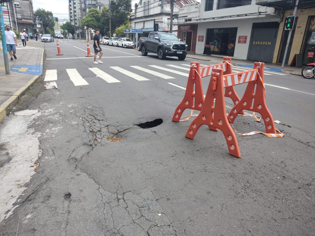 Trânsito parcialmente interrompido após asfalto ceder na Av. Rio Branco, em Caxias do Sul