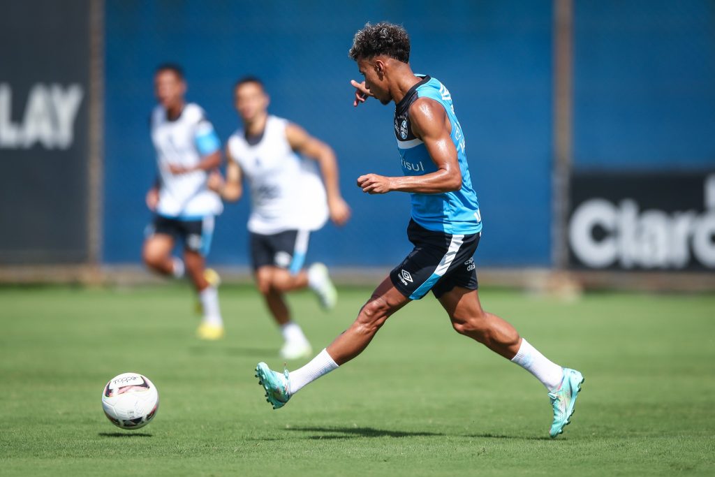 RS - FUTEBOL/ TREINO GREMIO 2022 - ESPORTES - Jogadores do Gremio realizam treino técnico durante a manha desta sexta-feira, no CT Luiz Carvalho, na preparação para a partida valida pelo Campeonato Gaucho 2023. FOTO: LUCAS UEBEL/GREMIO FBPA