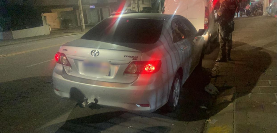 Em barreira montada no bairro Cidade Alta, os policiais efetuaram abordagem de um veículo Toyota/Corolla, com três ocupantes.