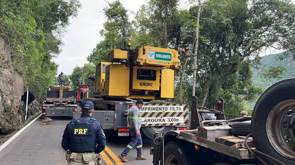 Trabalhadores utilizaram equipamento pesado (Foto: PRF)