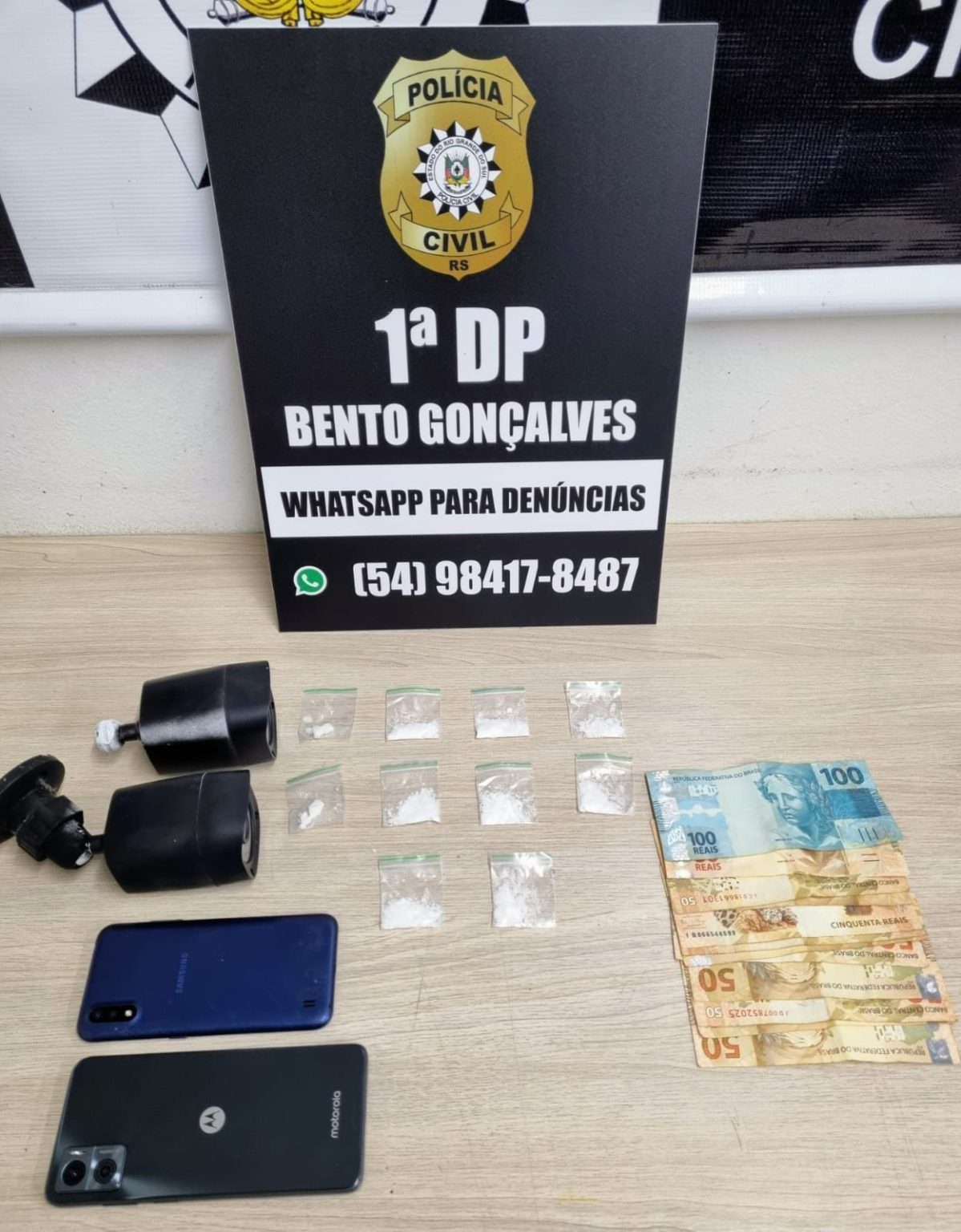 Mulher foi presa com porções de cocaína em endereço apontado em investigação