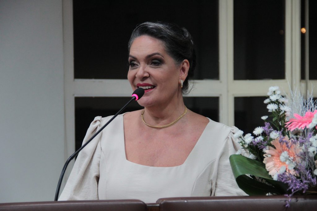 Advogada Beatriz Peruffo recebe Portaria de Louvor na Câmara de Bento Gonçalves