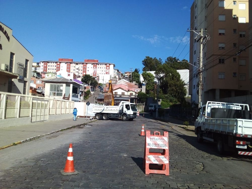 Bairro São Caetano têm duas vias bloqueadas para obras, em Caxias do Sul
