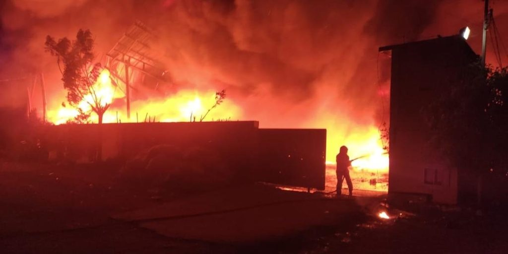 Incêndio destrói duas empresas de reciclagem em São Leopoldo