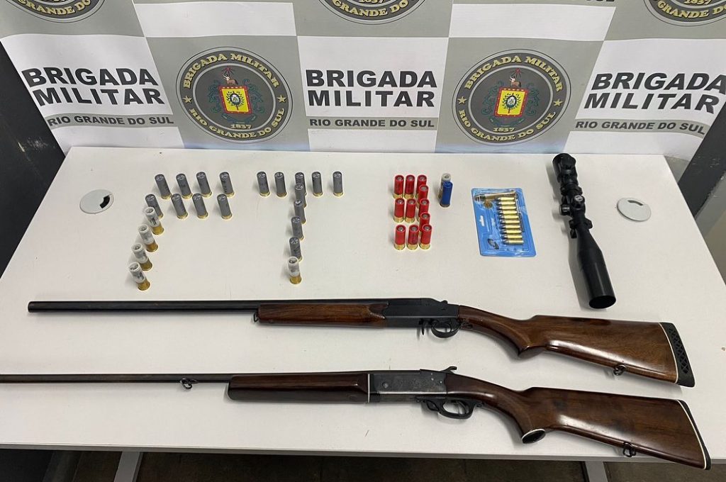 Três armas de fogo e droga são apreendidas, e duas pessoas são presas em Caxias do Sul