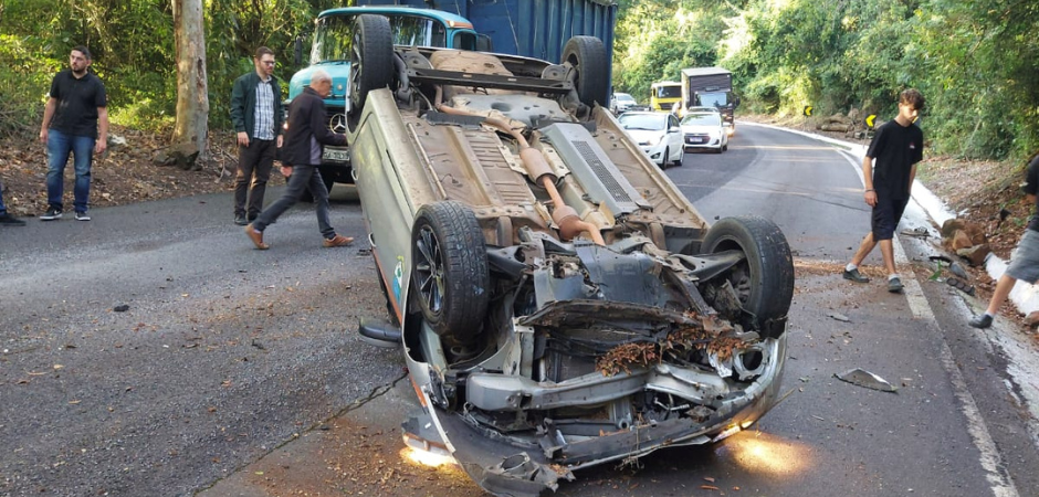 Carro capota em acidente na BR-116, entre Caxias do Sul e Nova Petrópolis