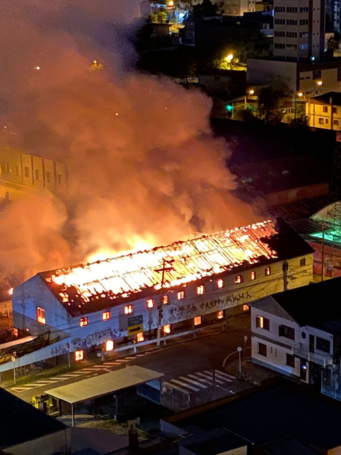 Incêndio atingiu o antigo prédio do Motel Florenza, em Caxias do Sul