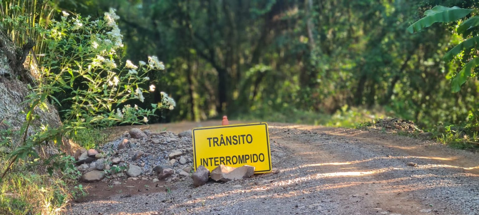 Estrada está bloqueada há mais de 9 meses no distrito de Vila Cristina, em Caxias do Sul