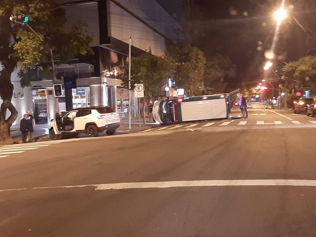 Camionete e ambulância colidem na área central de Caxias do Sul