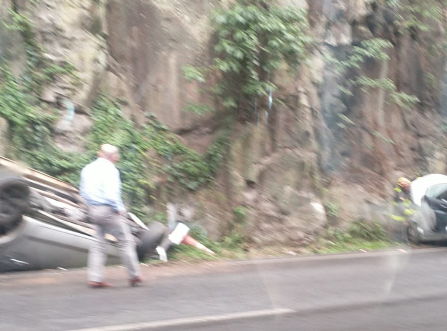 Uma pessoa ficou ferida em colisão nas curvas da morte