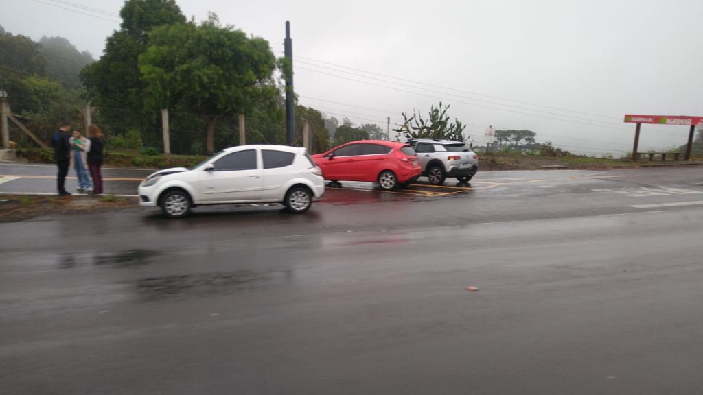 Engavetamento envolve três veículos na ERS-122, em Caxias do Sul