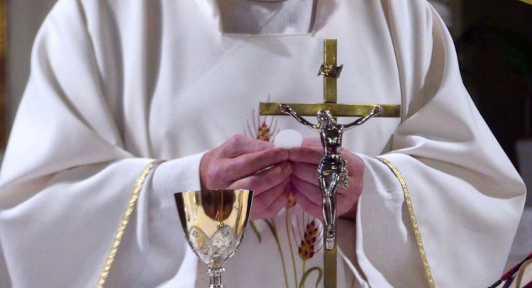 Criminosos interrompem cerimônia religiosa para assaltar padre, em Porto Alegre