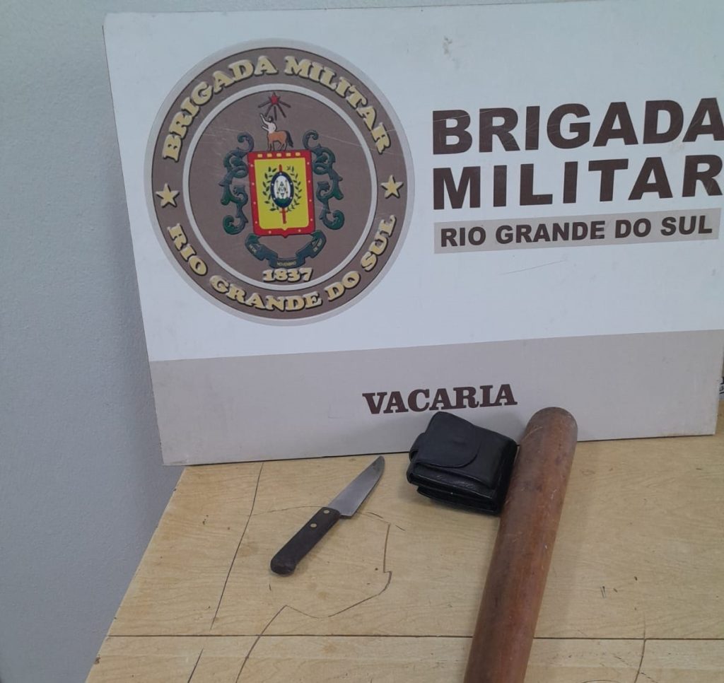 Taco de beisebol foi encontrado junto ao assaltante (Foto: Brigada Militar)