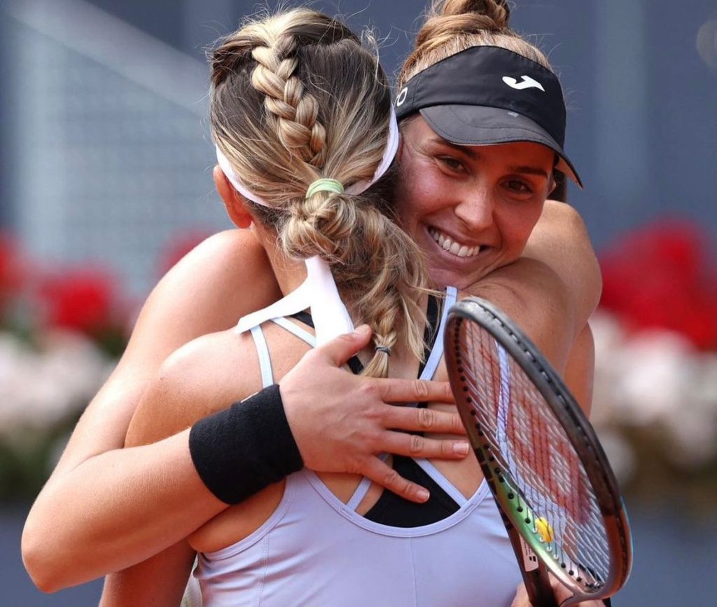 Bia Haddad foi campeã na Espanha ao lado da bielorussa Victoria Azarenka