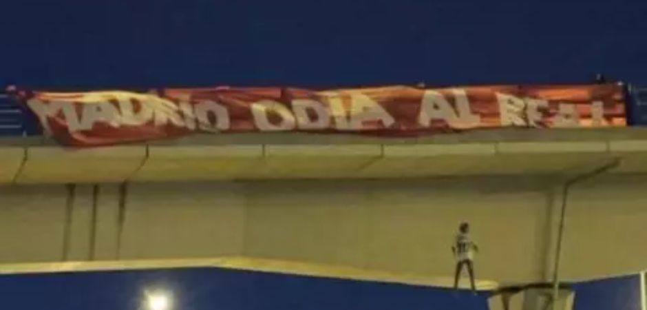 Boneco de Vini JR foi pendurado por torcedores do Atlético