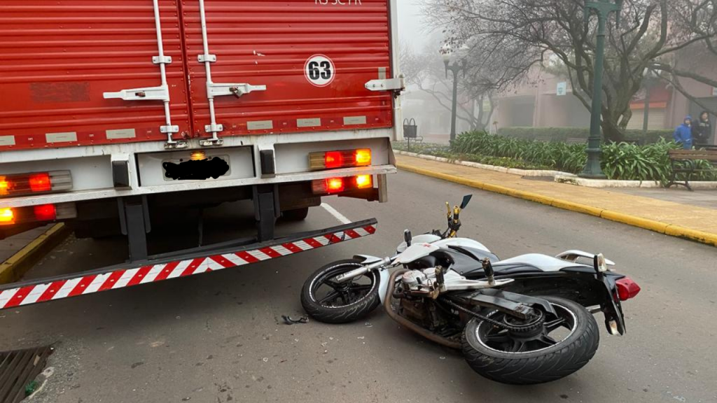 Acidente entre motocicleta e caminhão deixa um ferido em Bento Gonçalves