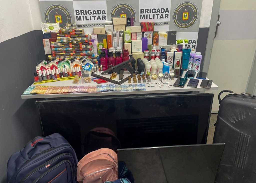 Grupo é preso por posse ilegal de arma de fogo e objetos roubados, em Caxias do Sul