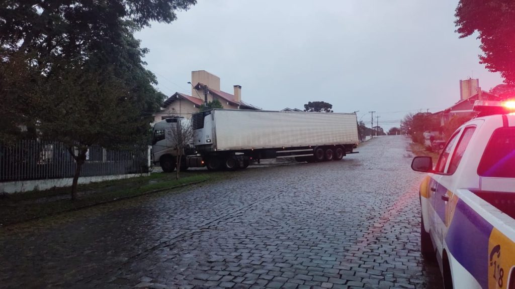 Condutor da carreta atingiu fios de eletricidade e derrubou três postes