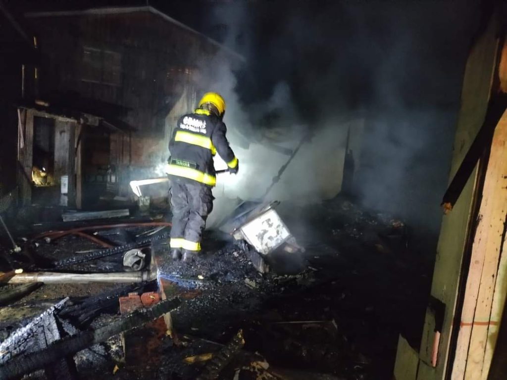 Casa é totalmente destruída por fogo Casa é totalmente destruída por fogo