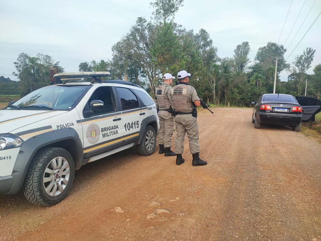 Suspeitos do crime foram encontrados em uma estrada (Foto: 3º BPAT)