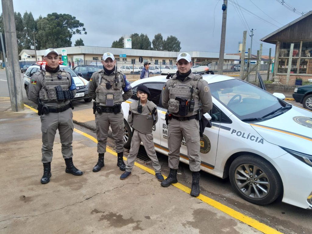 Brigada Militar de Vacaria atende pedido de aniversário