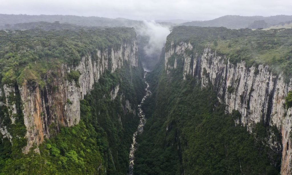 O Parque Nacional de Aparados da Serra é uma unidade de conservação brasileira de proteção integral da natureza localizada na serra Geral, encampando os desfiladeiros na divisa natural entre os estados do Rio Grande do Sul e de Santa Catarina.