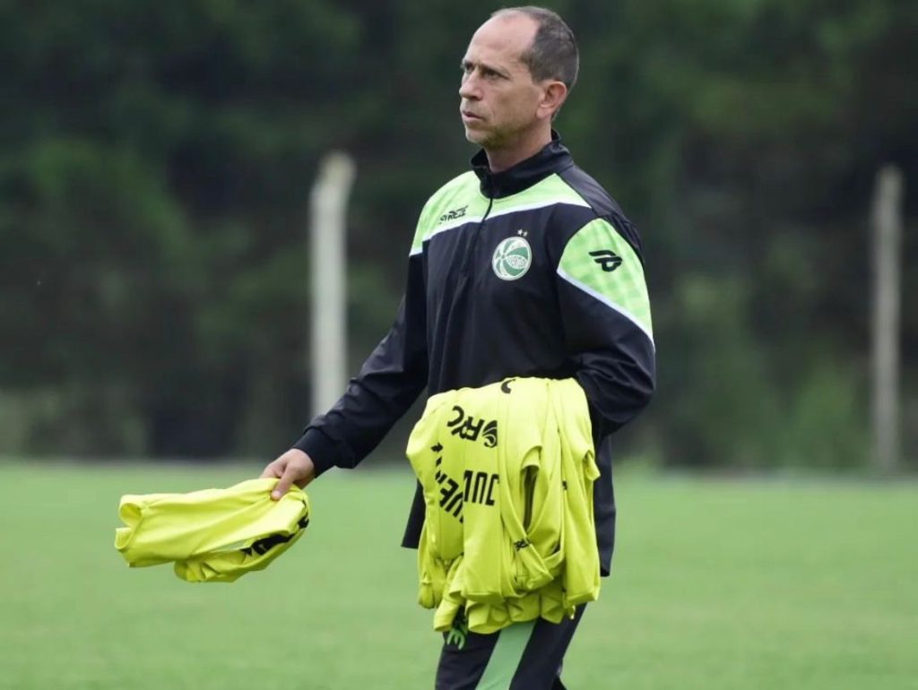 adailton bolzan esteve no banco de reservas no clássico CaJu